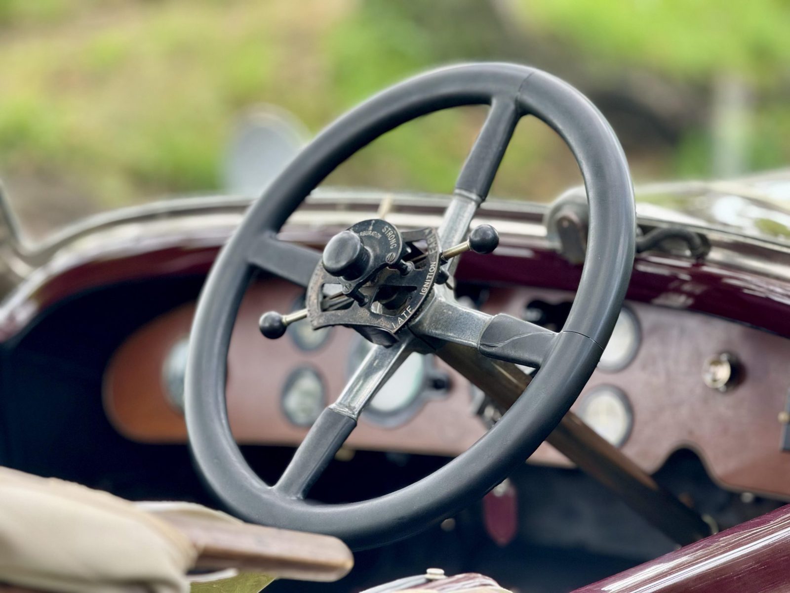 Silver Ghost cockpit with four-spoke steering wheel and wood dashboard